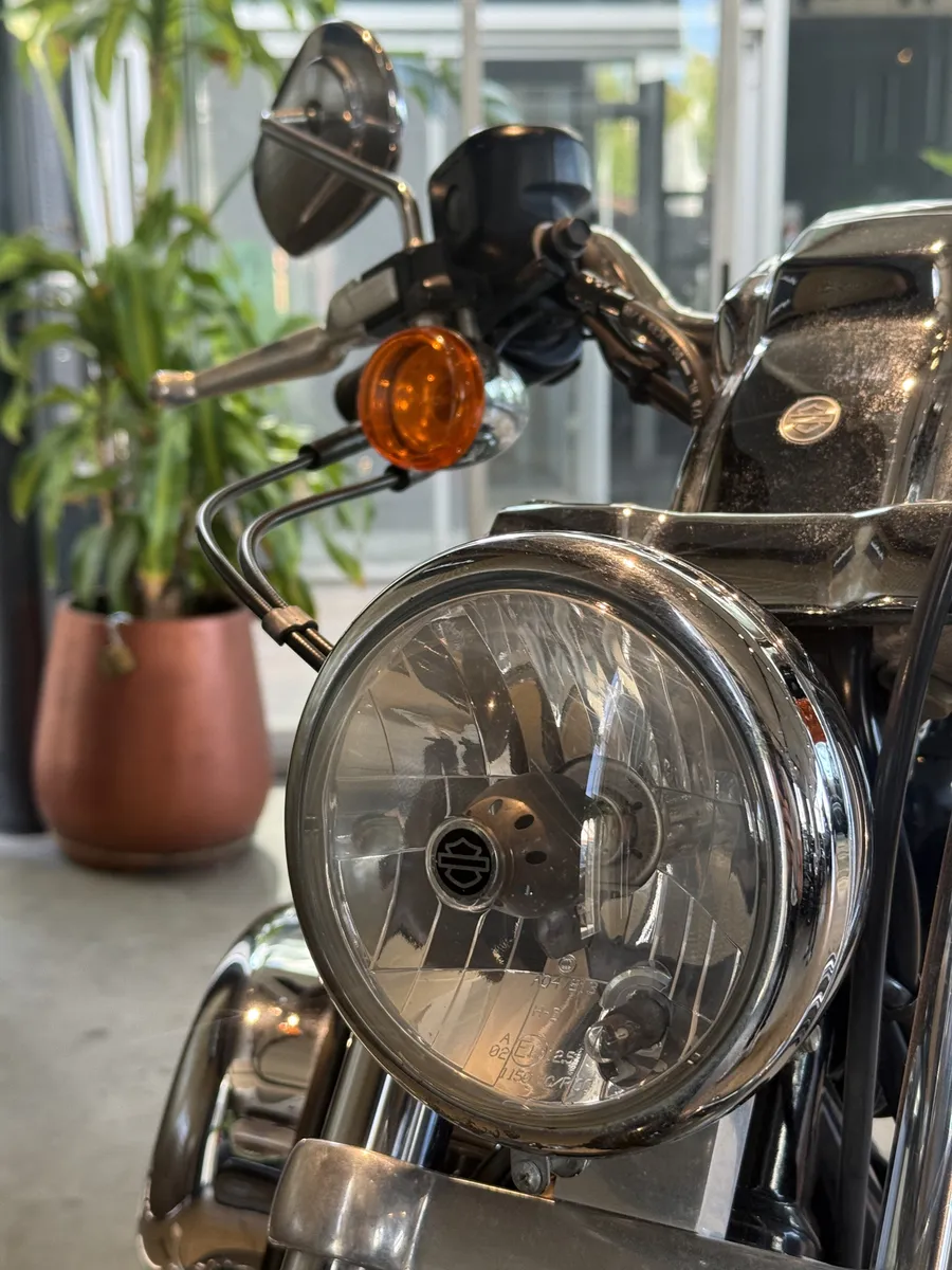 Mirá esta publicación de Harley Davidson 883 Superlow 2 Tone