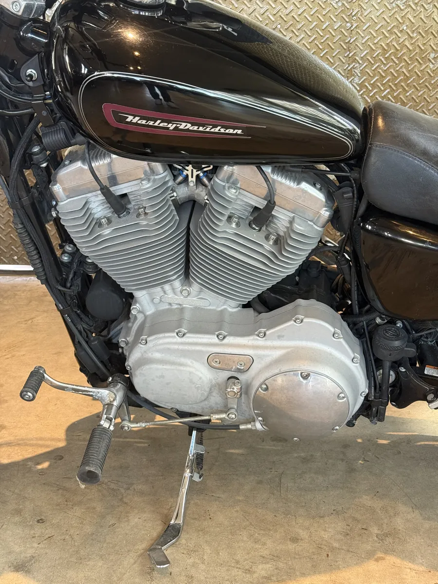 Mirá esta publicación de Harley Davidson 883 Superlow 2 Tone