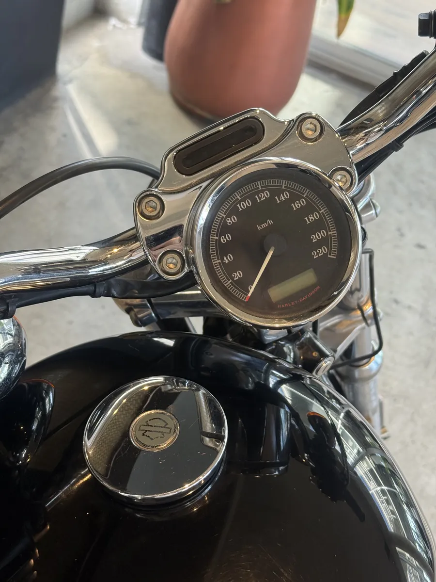 Mira esta publicación de Harley Davidson 883 Superlow 2 Tone 2009 en Motordil