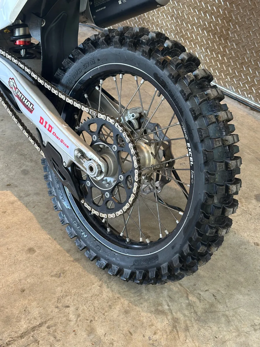 Mira esta publicación de Husqvarna 125 2023 en Motordil