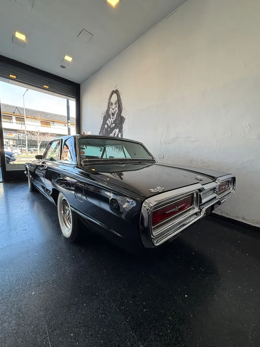 Mira esta publicación de Ford Thunderbird 1964 en Motordil