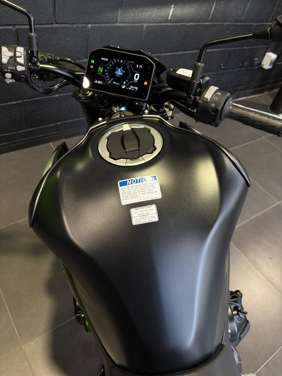 Mira esta publicación de Kawasaki z 900 2025 en Motordil