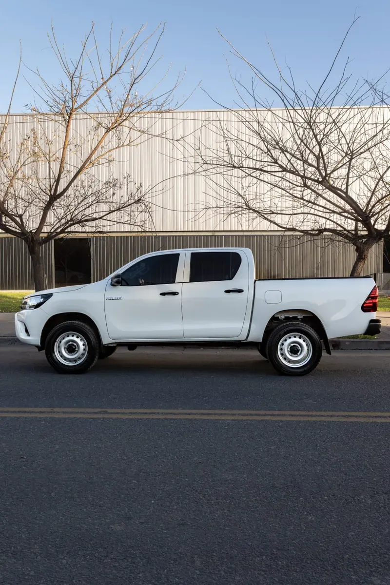 Mira esta publicación de Toyota Hilux 2023 en Motordil