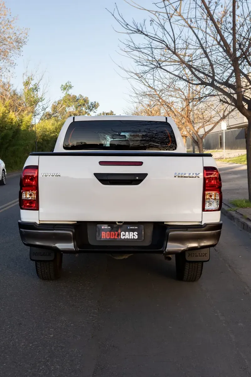 Mira esta publicación de Toyota Hilux 2023 en Motordil