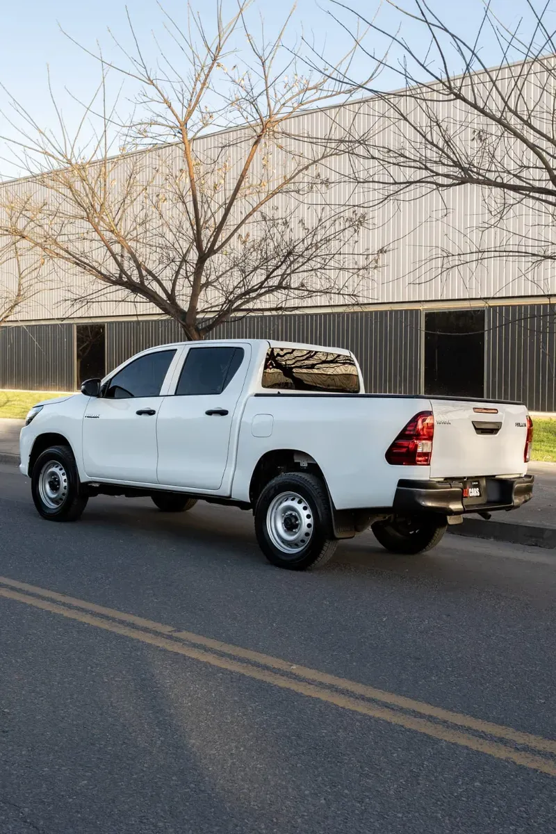 Mira esta publicación de Toyota Hilux 2022 en Motordil