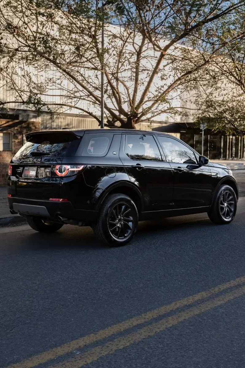 Mira esta publicación de Land Rover Discovery 2016 en Motordil