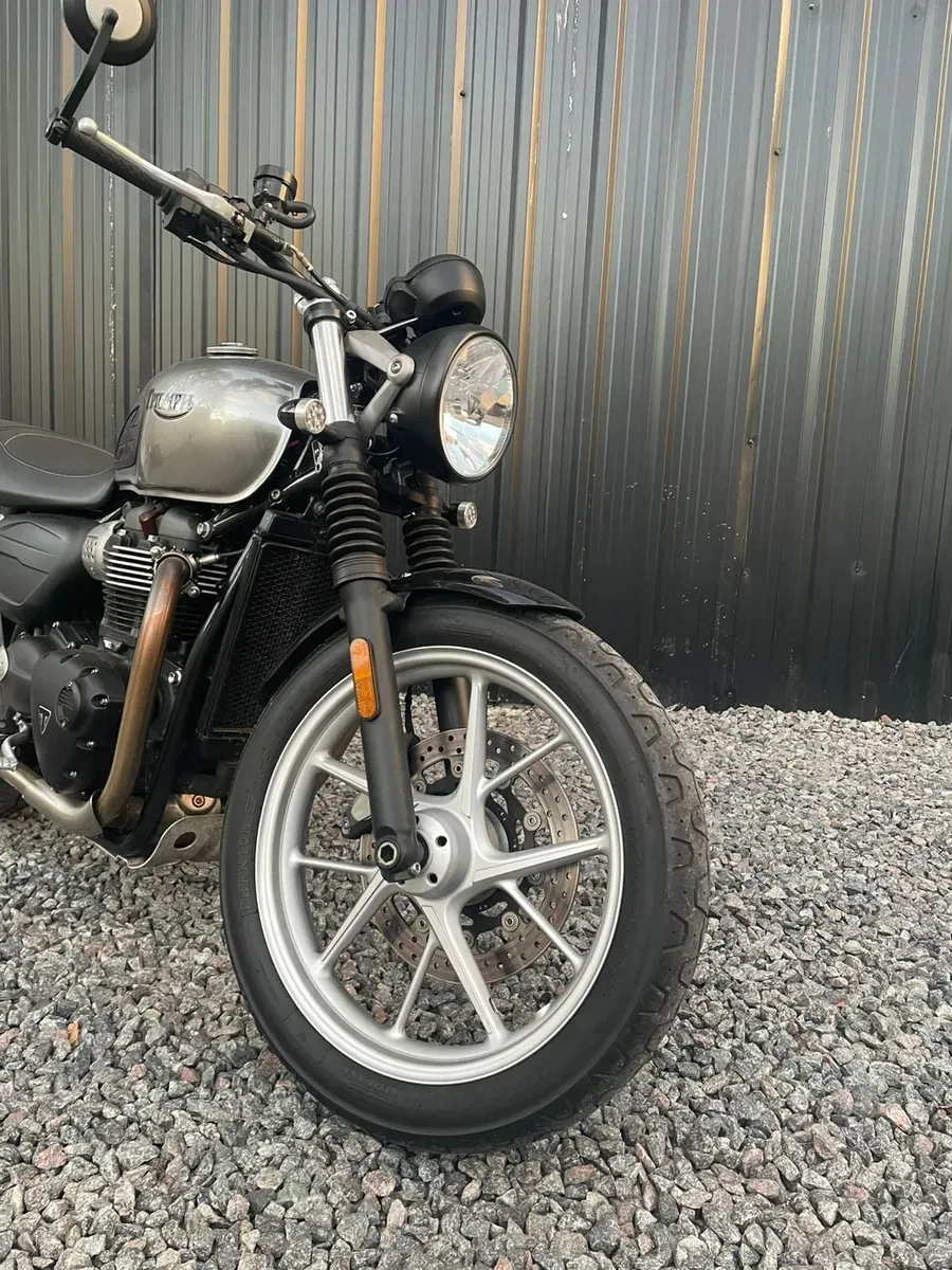 Mira esta publicación de Triumph 900 Twin 2020 en Motordil