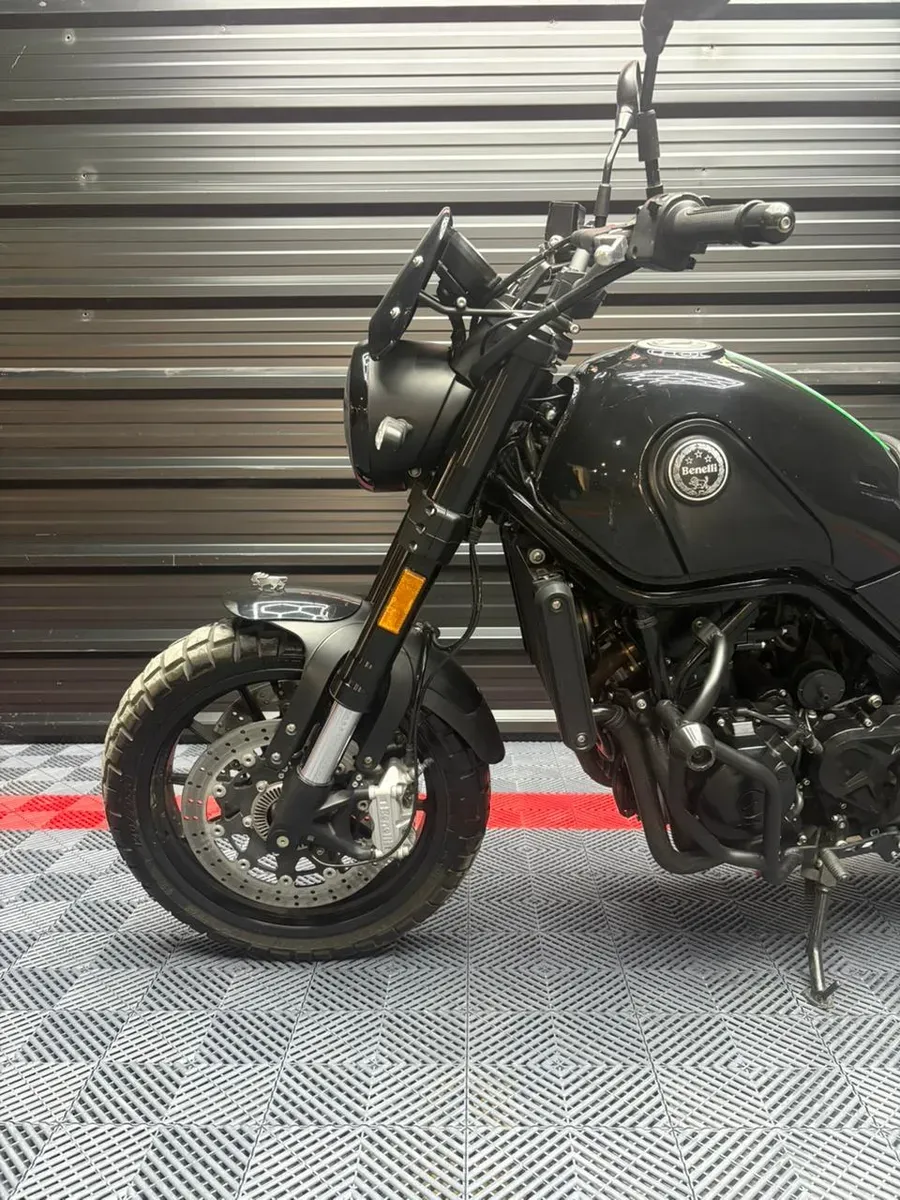 Mira esta publicación de Benelli Leoncino 500 2022 en Motordil