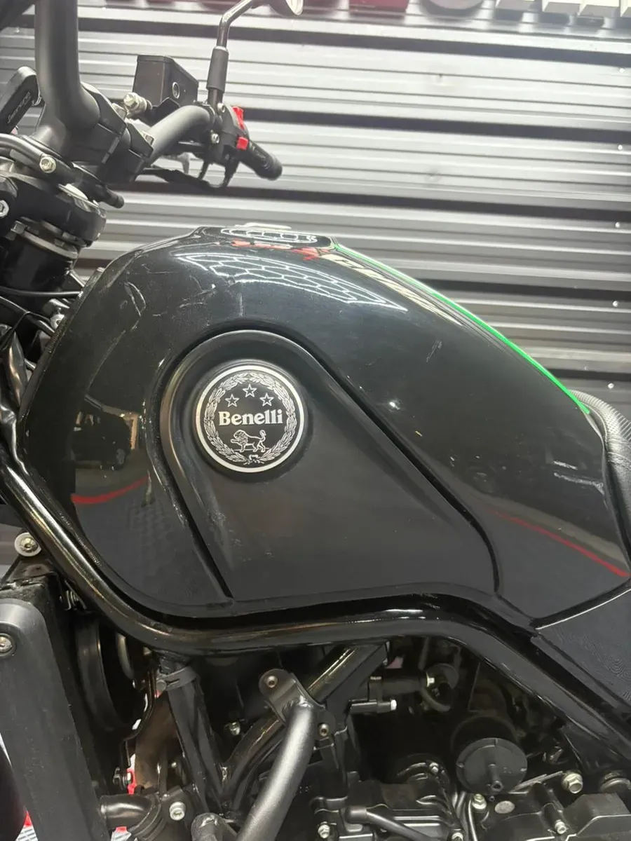 Mira esta publicación de Benelli Leoncino 500 2022 en Motordil