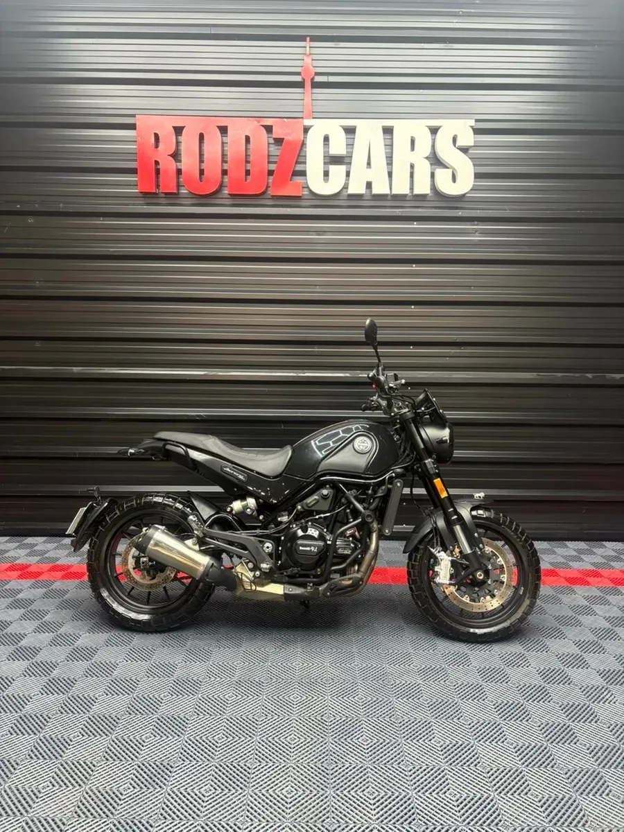 Mira esta publicación de Benelli Leoncino 500 2022 en Motordil