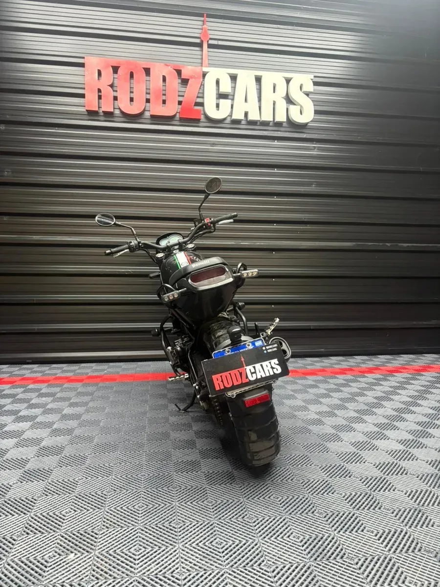 Mira esta publicación de Benelli Leoncino 500 2022 en Motordil