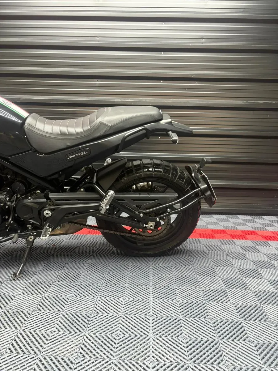 Mira esta publicación de Benelli Leoncino 500 2022 en Motordil