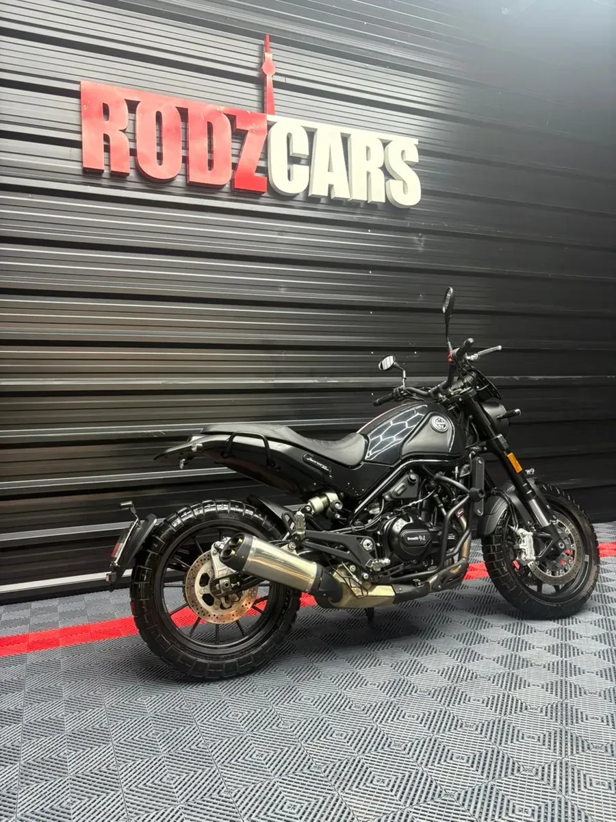 Mira esta publicación de Benelli Leoncino 500 2022 en Motordil