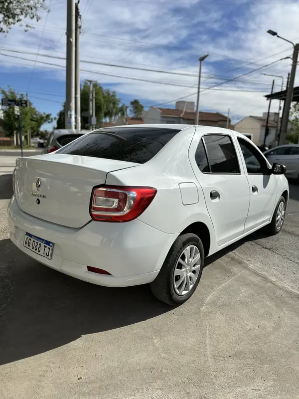 Mira esta publicación de Renault Logan 2023 en Motordil