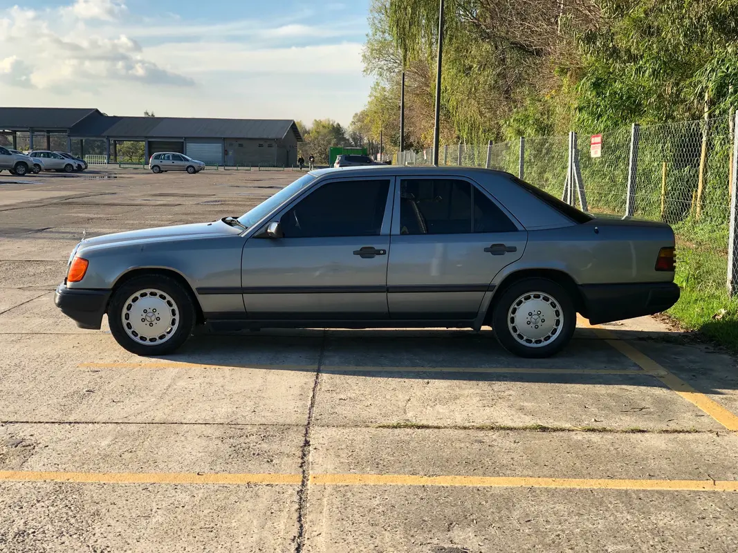 Mira esta publicación de Mercedes Benz Clase E 1987 en Motordil