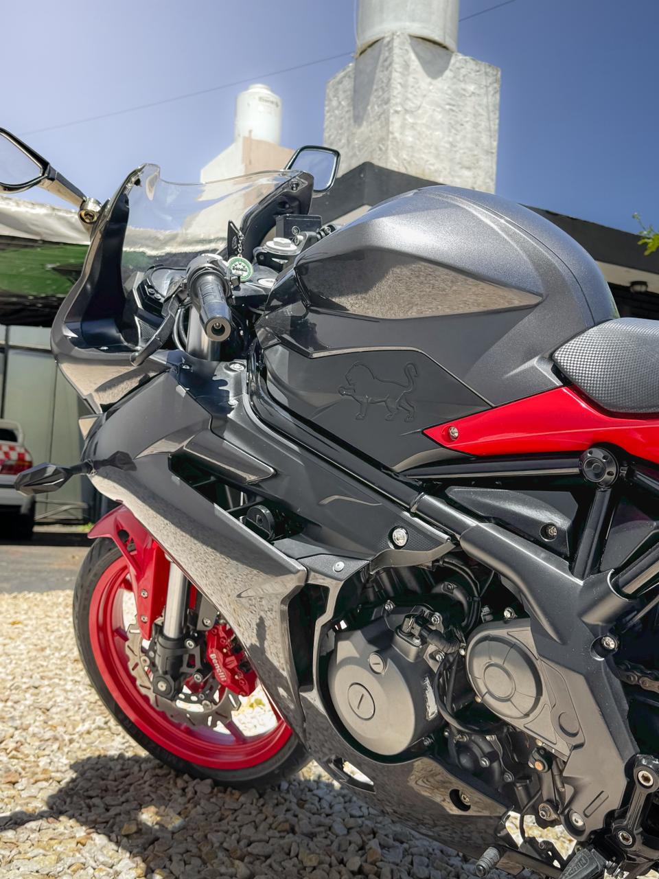 Mira esta publicación de Benelli TNT 302 R 2019 en Motordil