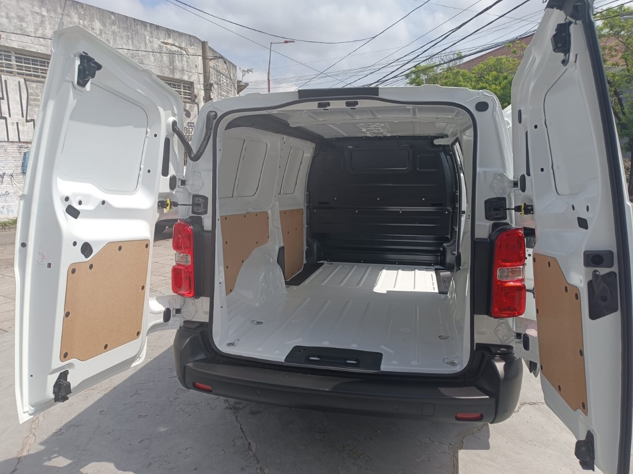 Mira esta publicación de Peugeot Expert 2025 en Motordil