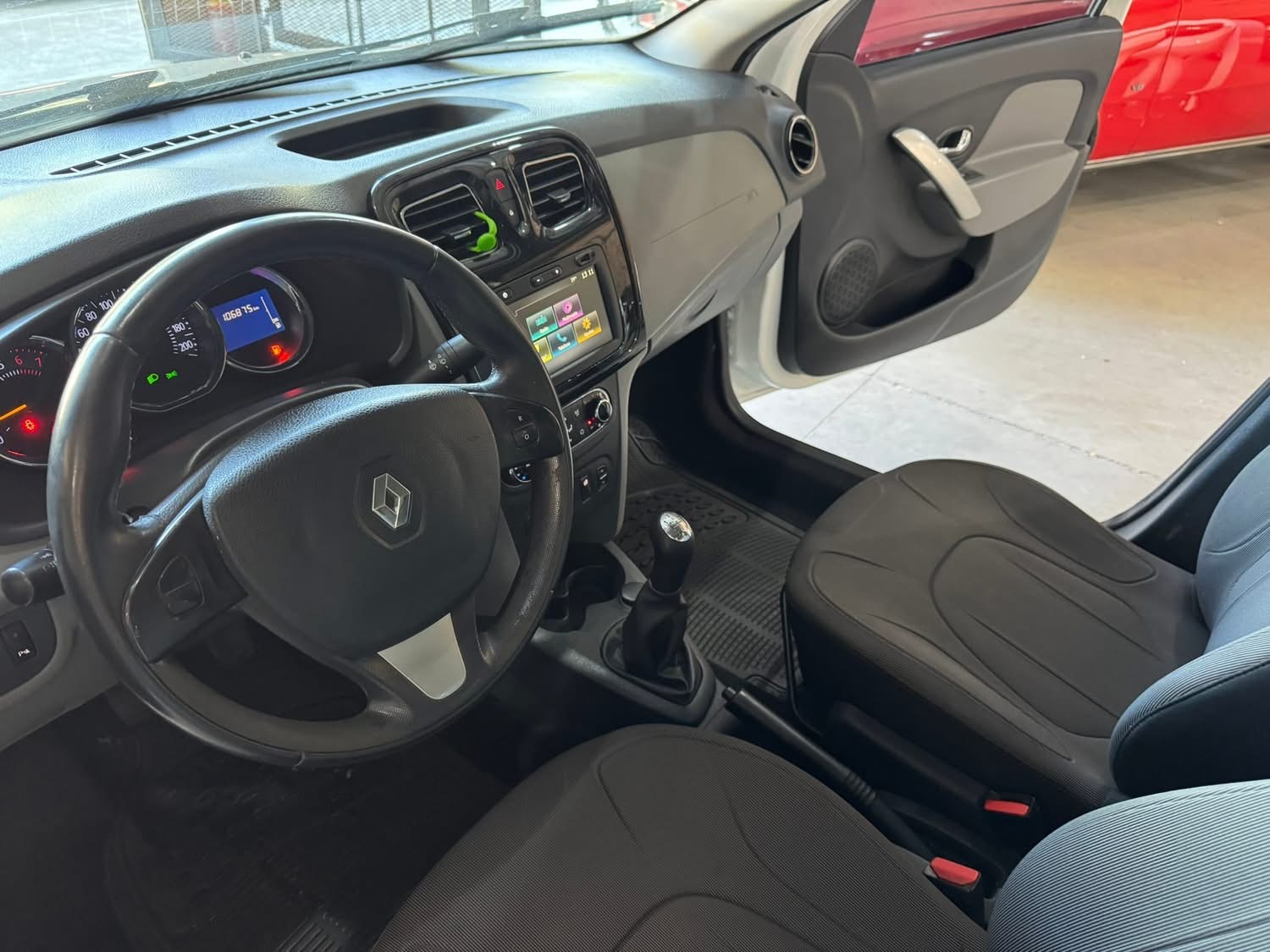 Mira esta publicación de Renault Logan II 2017 en Motordil