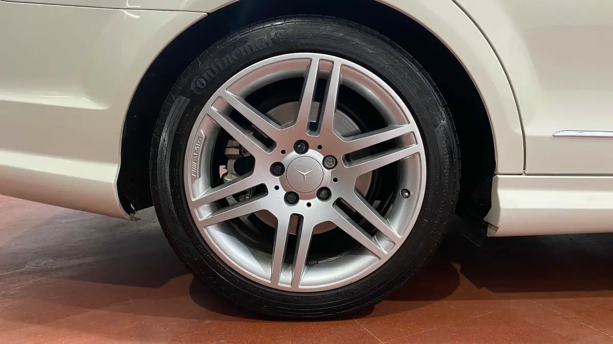 Mira esta publicación de Mercedes Benz Clase C 2011 en Motordil