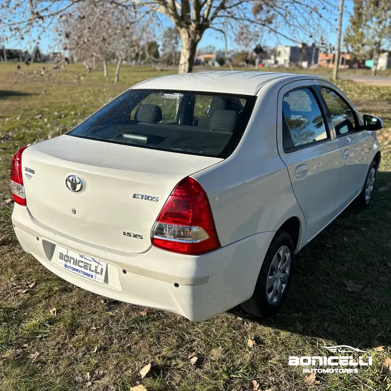 Mira esta publicación de Toyota Etios 2015 en Motordil