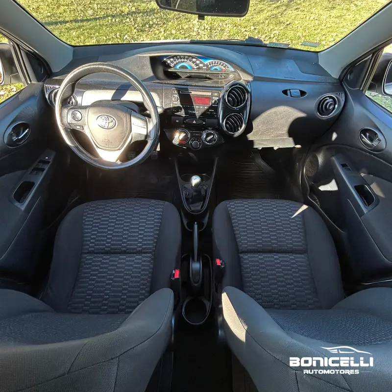 Mira esta publicación de Toyota Etios 2015 en Motordil