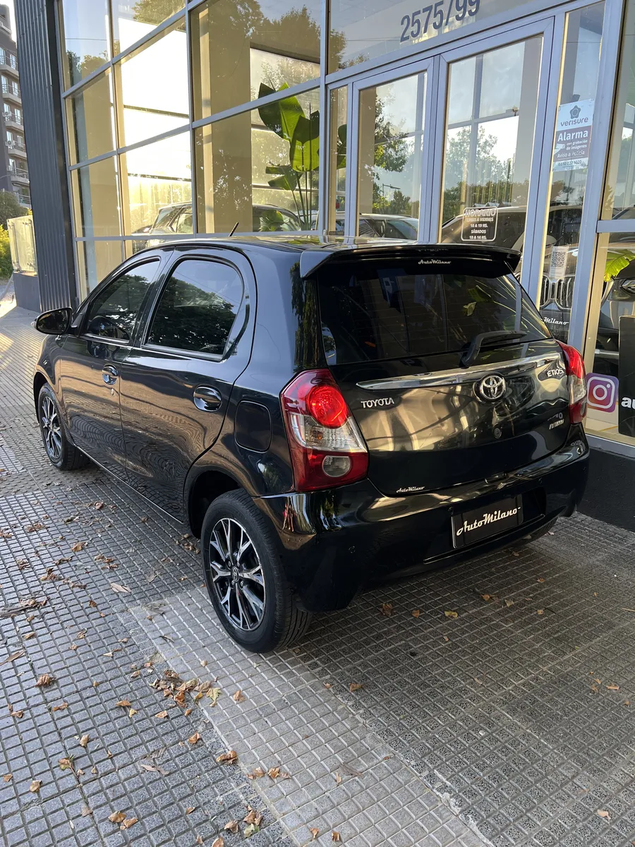 Mira esta publicación de Toyota Etios 2017 en Motordil