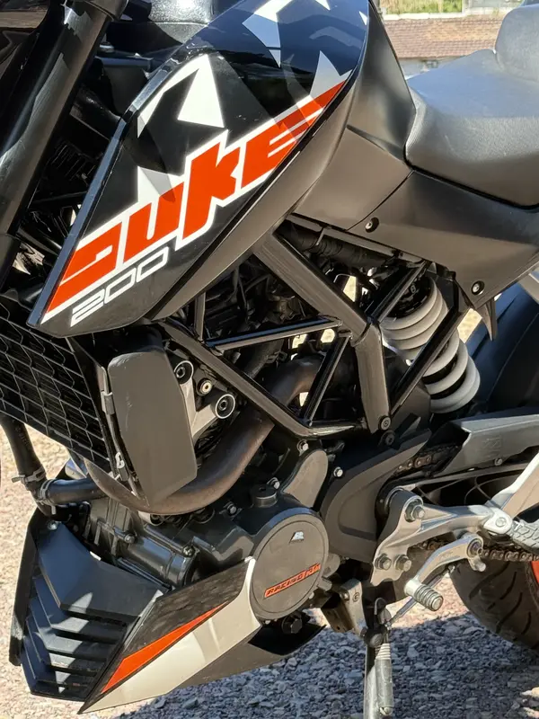 Mira esta publicación de KTM Duke 200 Naked 2019 en Motordil