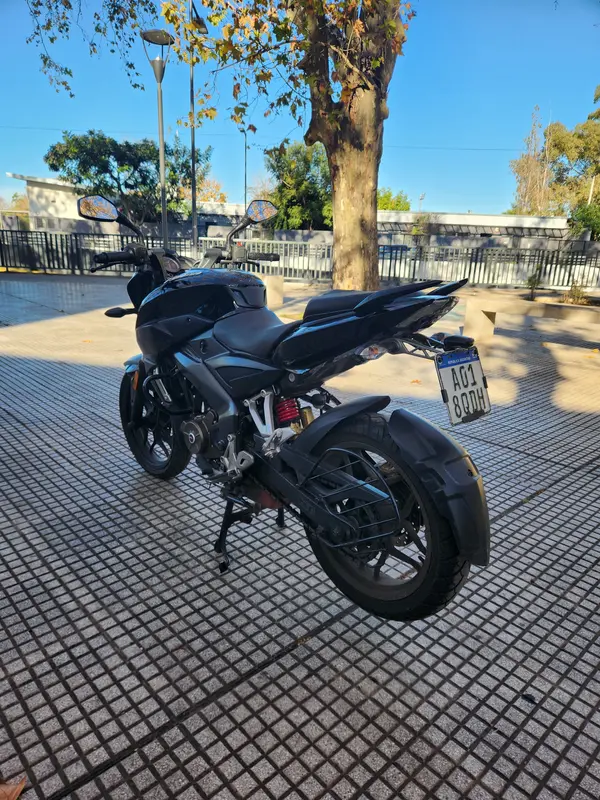 Mira esta publicación de Bajaj Rouser 200 NS 2017 en Motordil