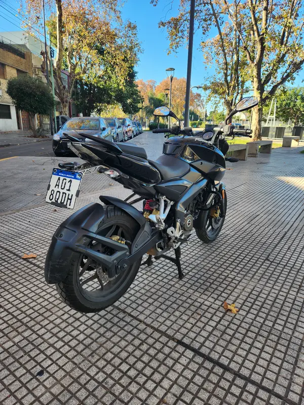 Mira esta publicación de Bajaj Rouser 200 NS 2017 en Motordil