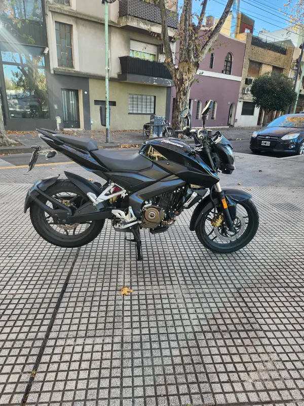 Mira esta publicación de Bajaj Rouser 200 NS 2017 en Motordil