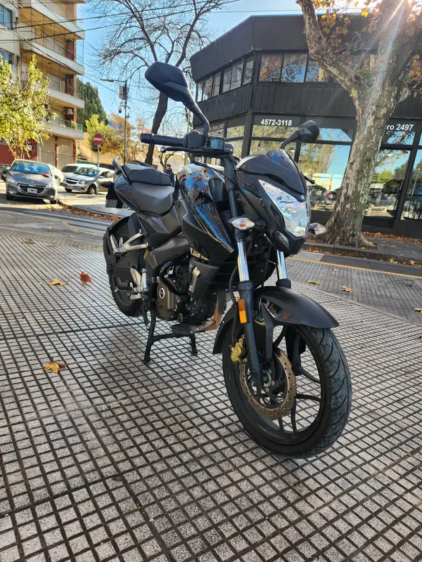 Mira esta publicación de Bajaj Rouser 200 NS 2017 en Motordil