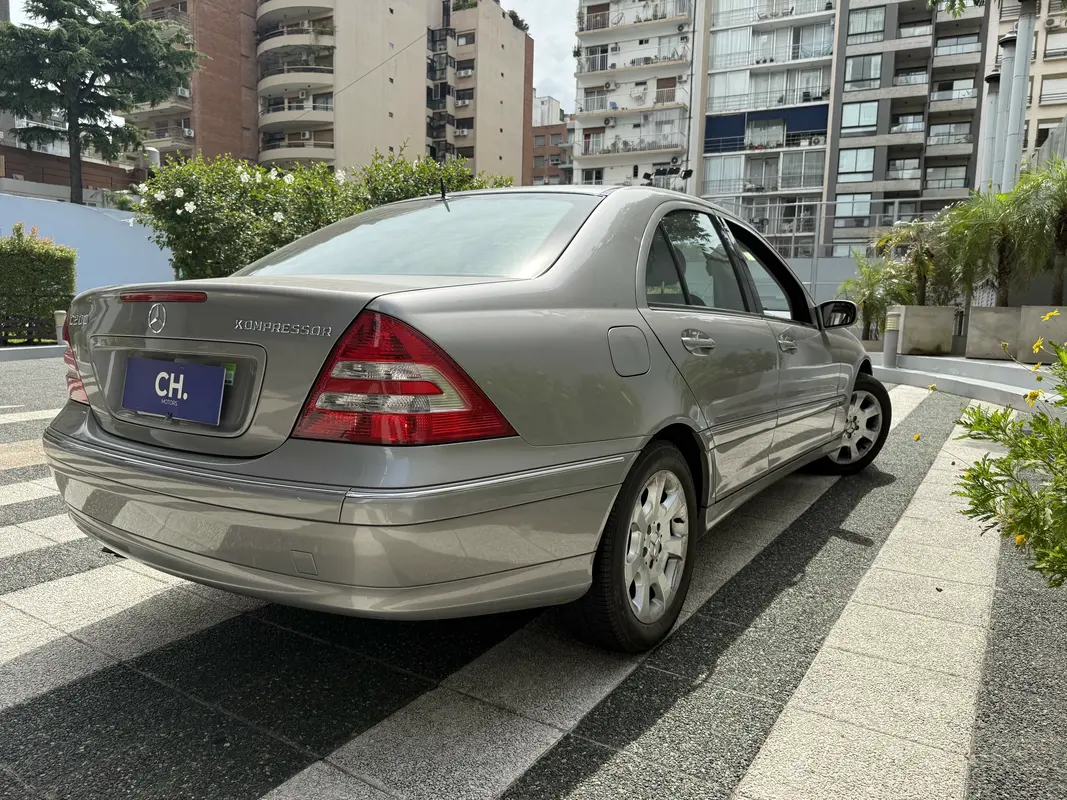 Mira esta publicación de Mercedes Benz Clase C 2005 en Motordil