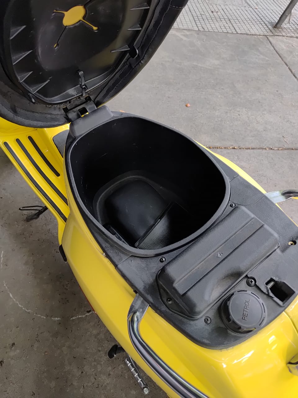 Mira esta publicación de Vespa 150 VXL 2022 en Motordil