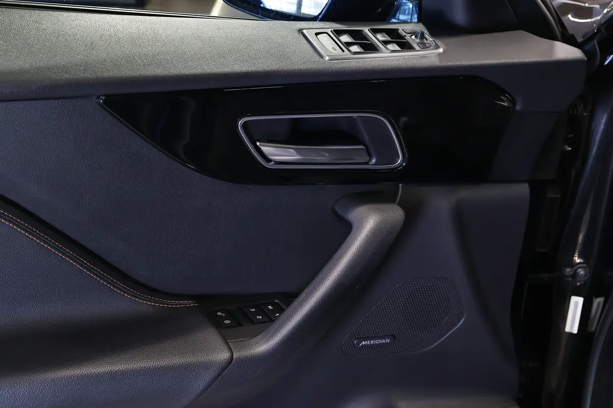 Mira esta publicación de Jaguar F Pace 2017 en Motordil