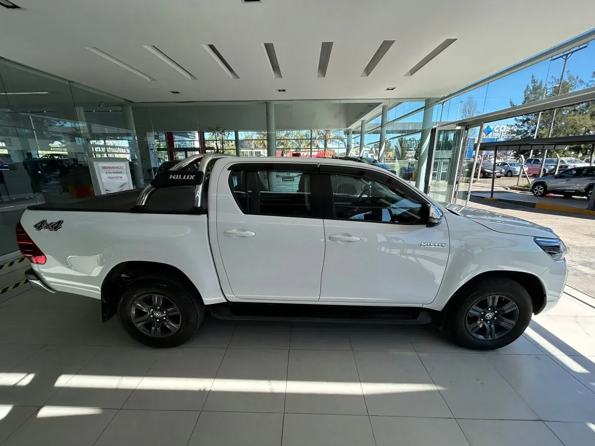 Mira esta publicación de Toyota Hilux 2023 en Motordil