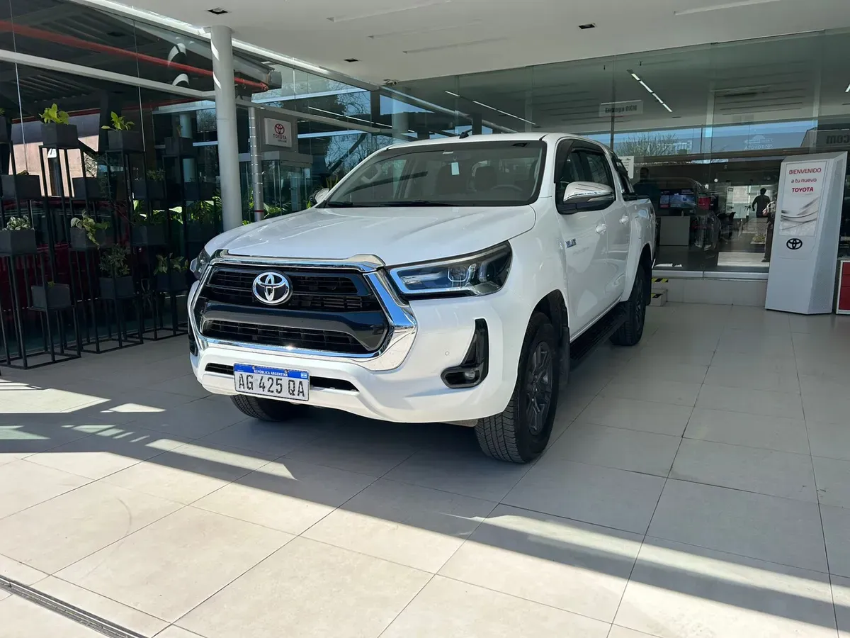 Mira esta publicación de Toyota Hilux 2023 en Motordil
