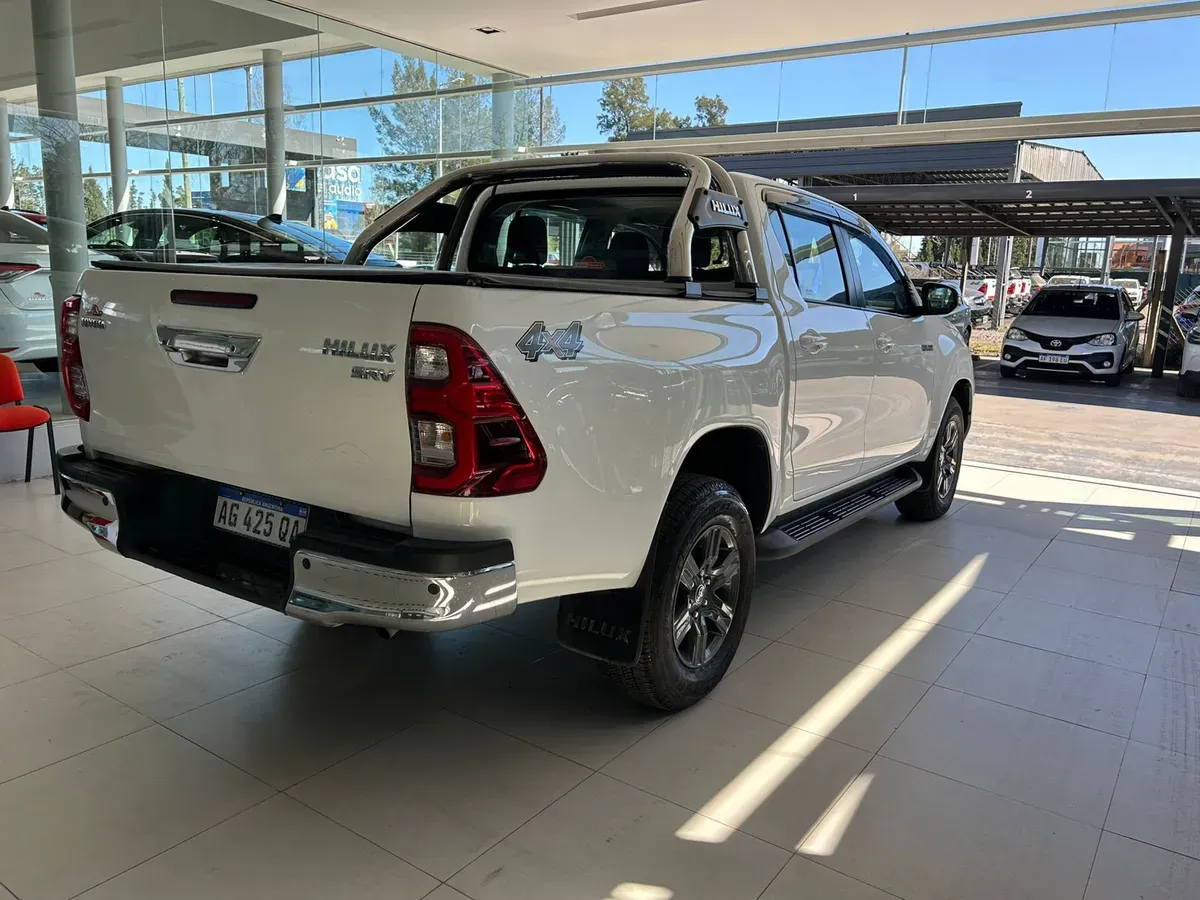 Mira esta publicación de Toyota Hilux 2023 en Motordil
