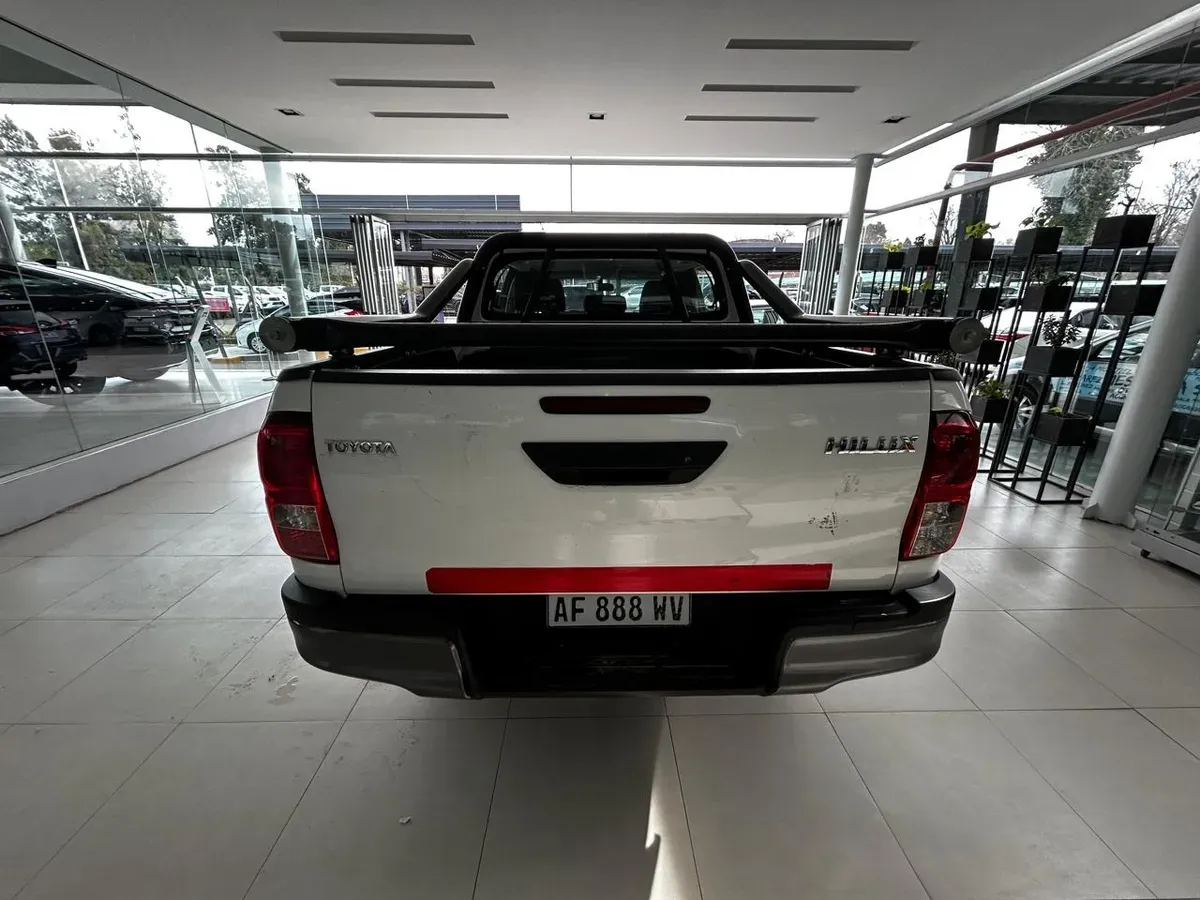 Mira esta publicación de Toyota Hilux 2023 en Motordil