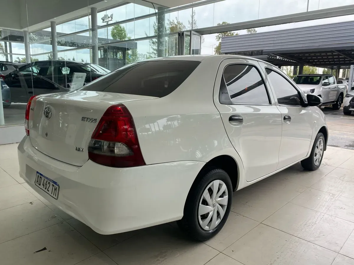 Mira esta publicación de Toyota Etios 2019 en Motordil