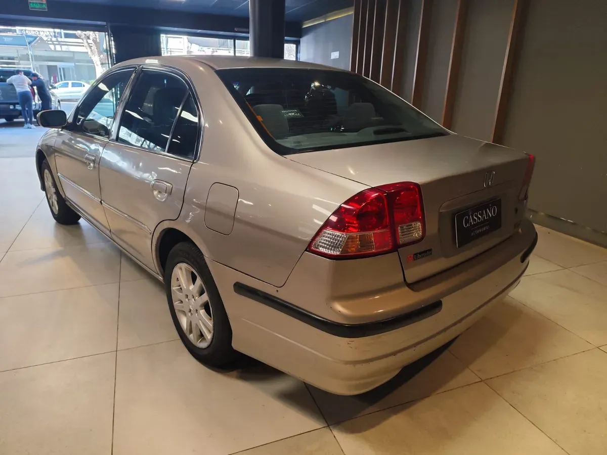 Mira esta publicación de Honda Civic 2006 en Motordil