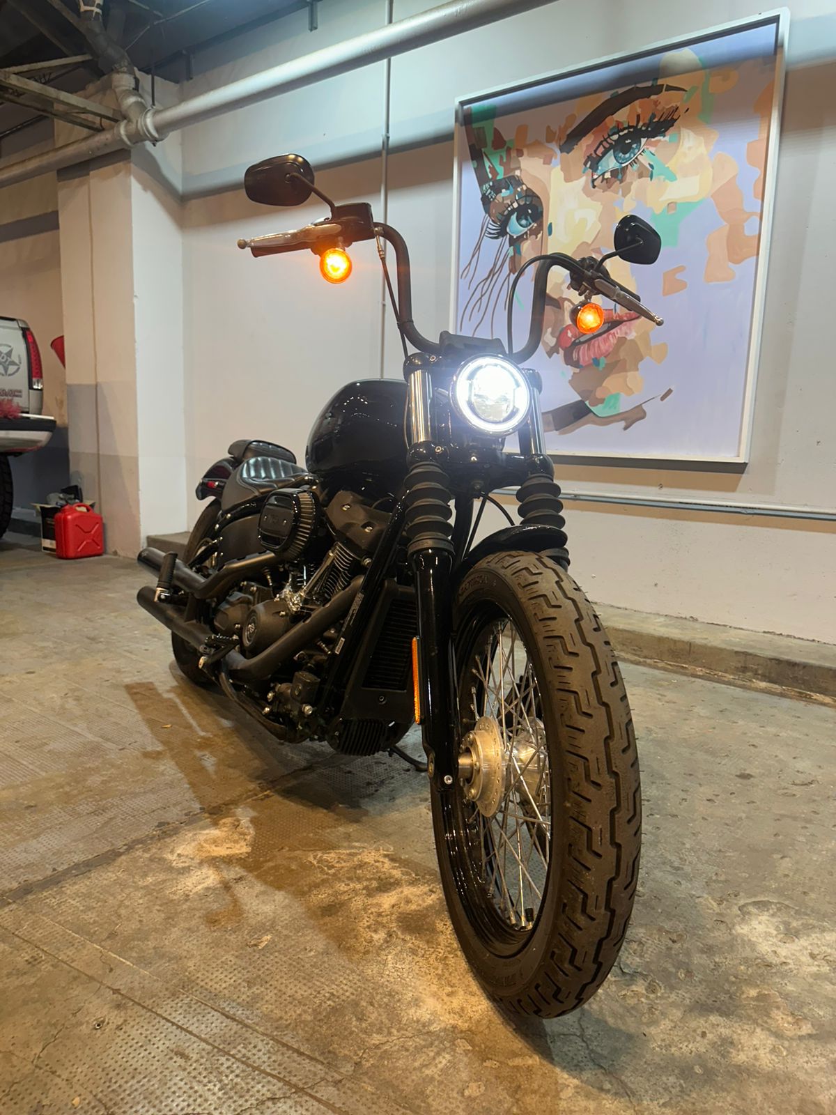 Mira esta publicación de Harley Davidson FLS Softail Slim Black 2021 en Motordil