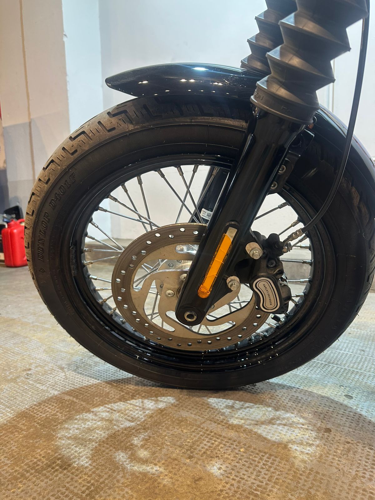 Mira esta publicación de Harley Davidson FLS Softail Slim Black 2021 en Motordil