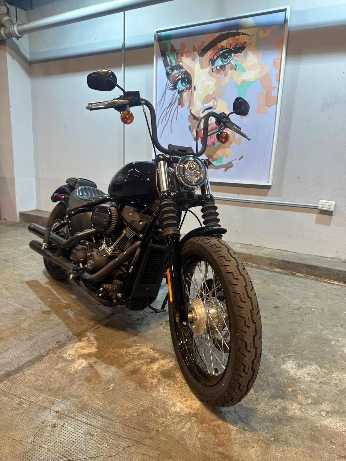 Mira esta publicación de Harley Davidson FLS Softail Slim Black 2021 en Motordil