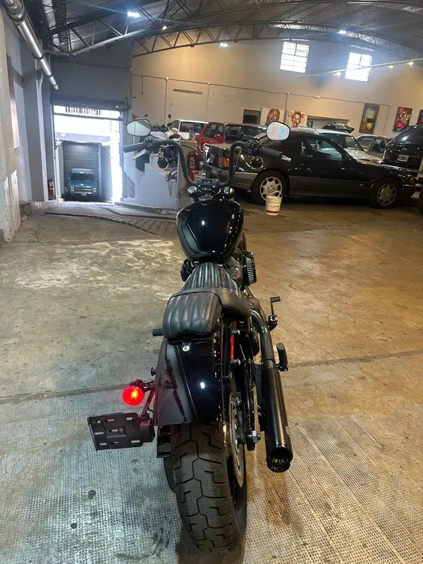 Mira esta publicación de Harley Davidson FLS Softail Slim Black 2021 en Motordil