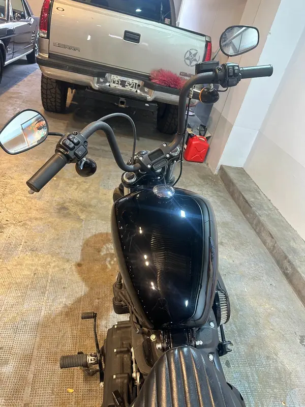 Mira esta publicación de Harley Davidson FLS Softail Slim Black 2021 en Motordil