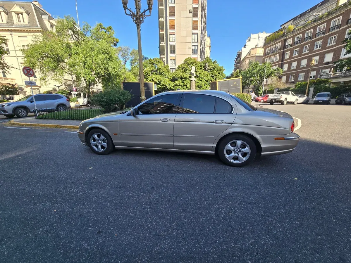 Mira esta publicación de Jaguar S Type 1999 en Motordil