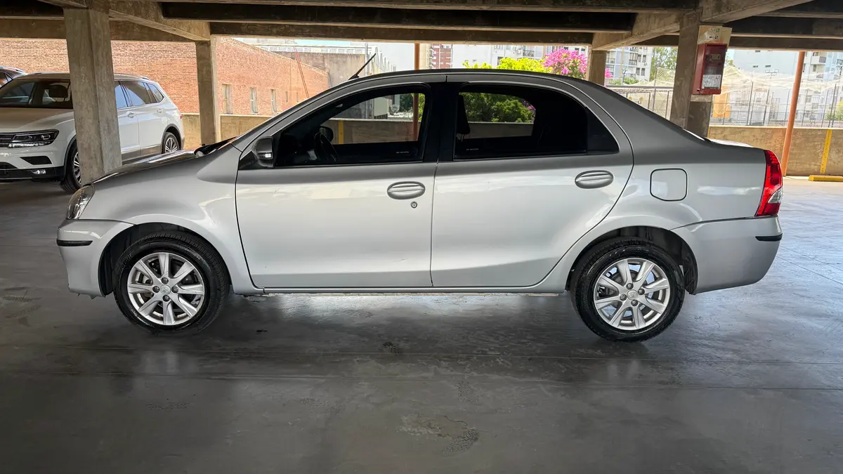 Mira esta publicación de Toyota Etios 2016 en Motordil