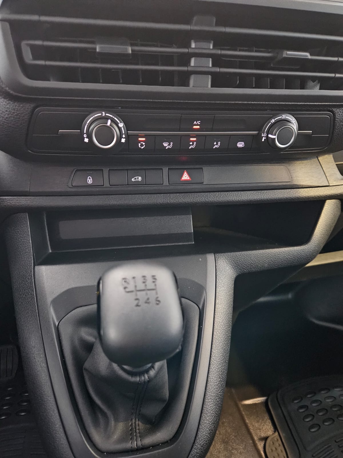 Mira esta publicación de Peugeot Expert 2026 en Motordil