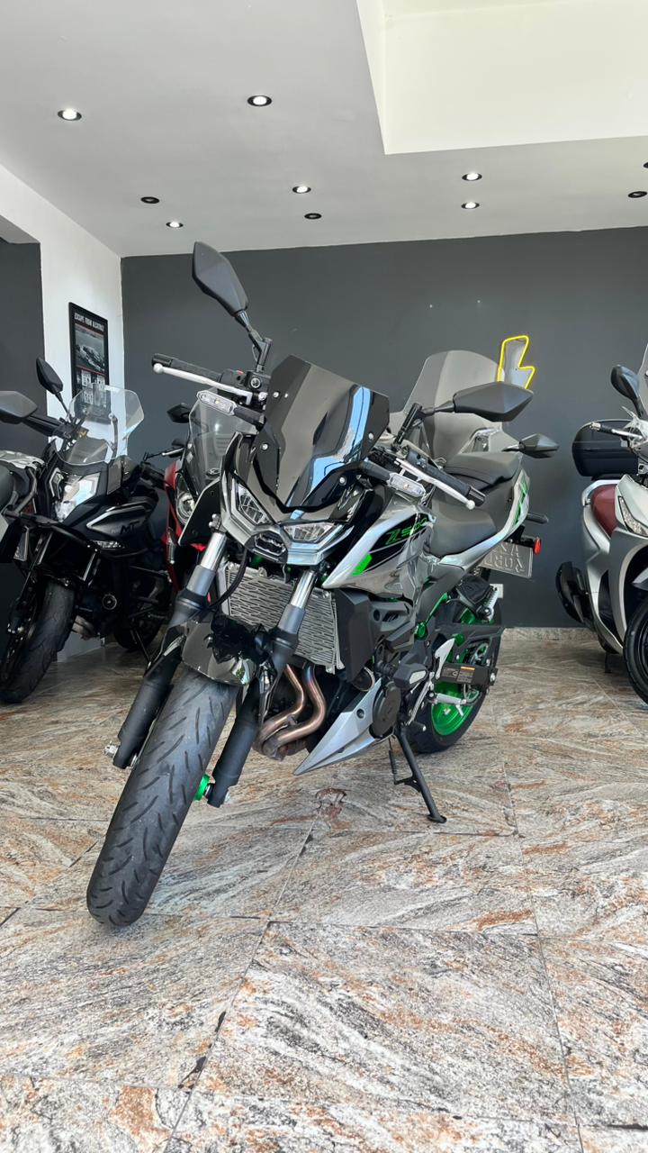 Mira esta publicación de Kawasaki Z 500 SE 2024 en Motordil