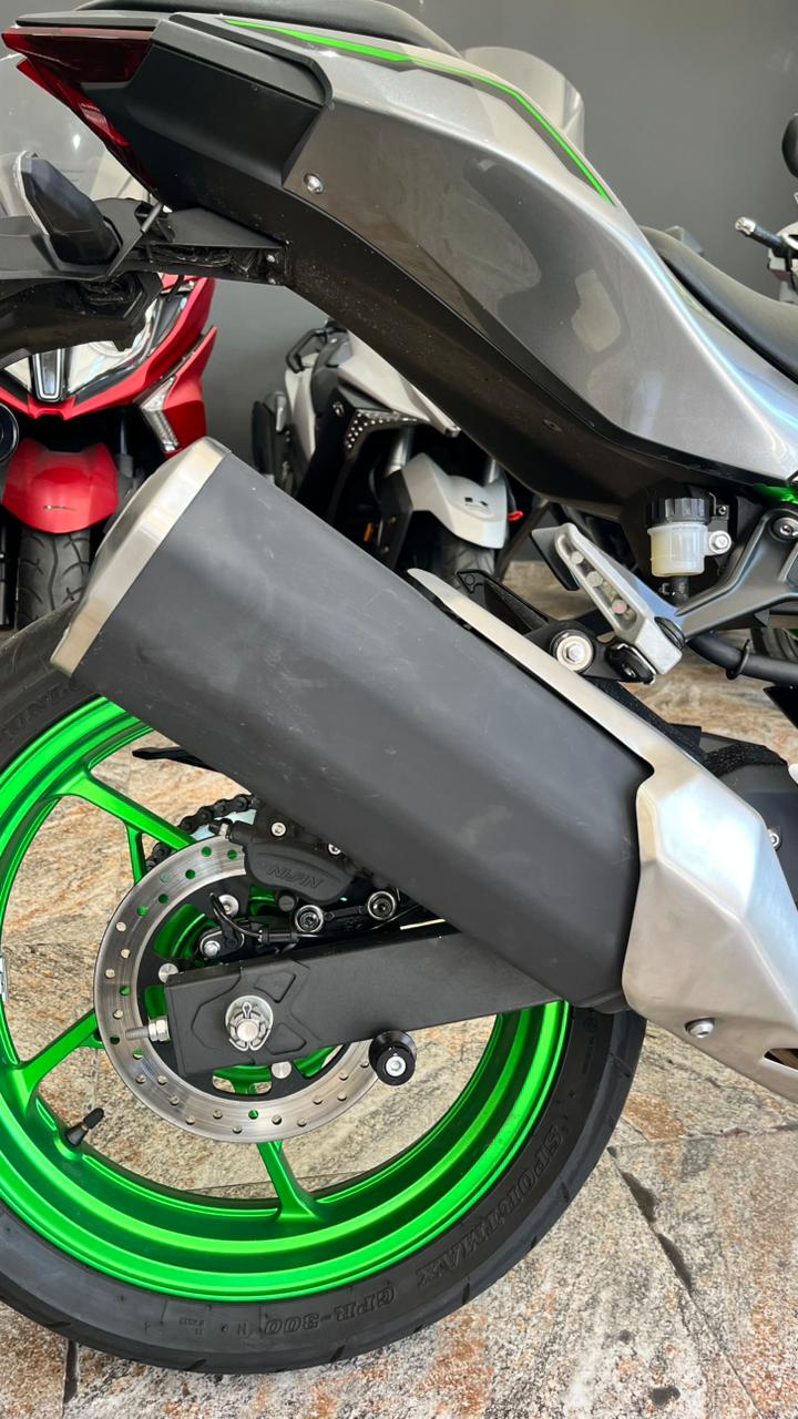 Mira esta publicación de Kawasaki Z 500 SE 2024 en Motordil